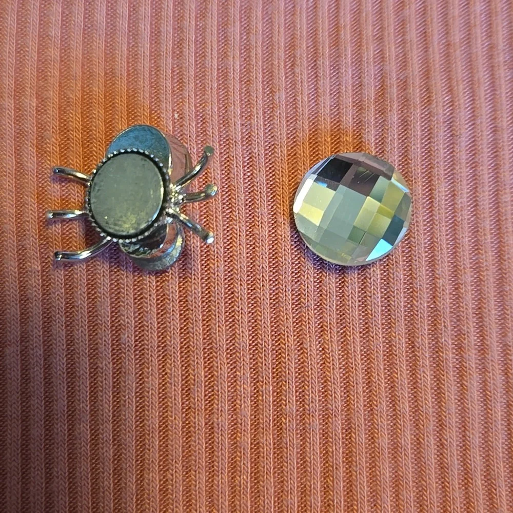 Mini Magnetic Spider Pin - Picture 2 of 2